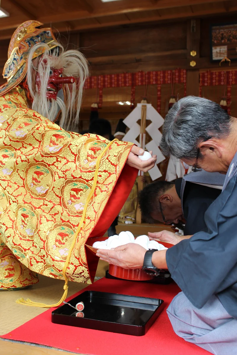 鷲宮神社で奇妙な神事を見学！天狗が「山盛りの卵を全部食べろ」と強要する！