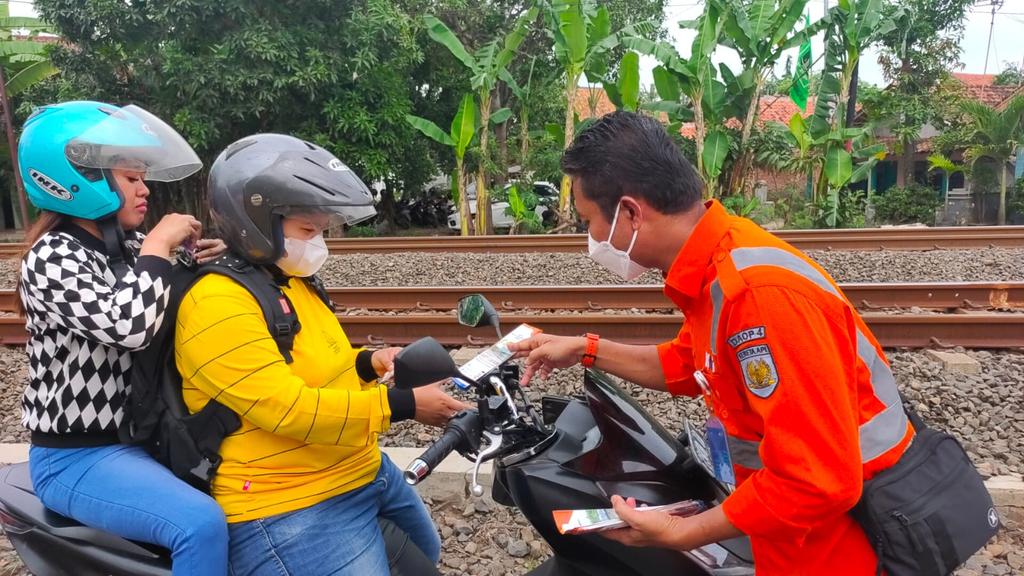 krde_official's tweet photo. Selamat malam, Rencang Railfans..

Pada hari Minggu (21/11) Komunitas Railfans Daop Empat bersama Humasda dan jajaran PAM PT KAI (Persero) Daop 4 Semarang melaksanakan sosialisasi keselamatan di JPL 115 antara Stasiun Pekalongan-Sragi di Desa Kajen. 

@keretaapikita @mas_didiek https://t.co/MzQmSnGyuP