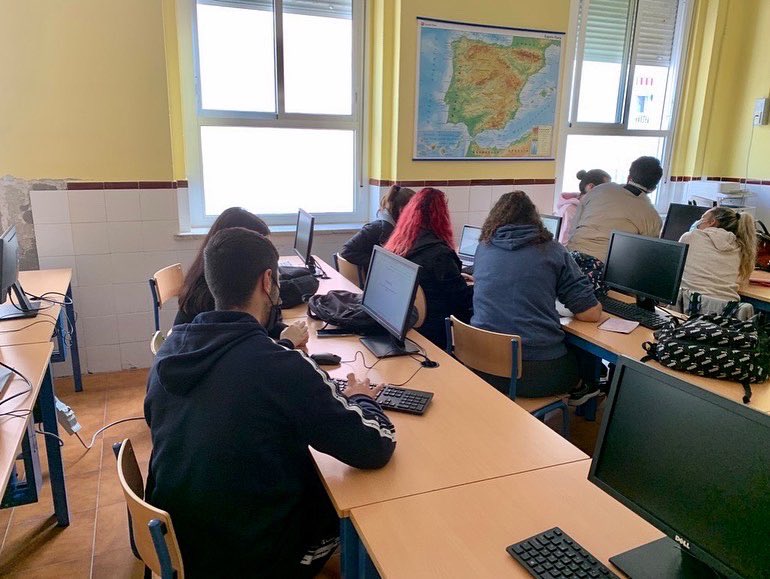 Techmakers_Stem's tweet photo. Iniciamos el taller número 2 de #ReactivaFP en el @iescolumela en el que los alumn@s se iniciaron en el ámbito de #Marketing y #actividadescomerciales ¡Grandes ideas las que salieron de esta sesión 🧠!#publicidad #innovacion #innovacioneducativa #stem #educacion #comercio #fp https://t.co/qoj3DrQMnf