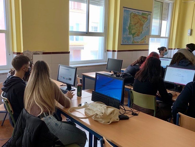 Techmakers_Stem's tweet photo. Iniciamos el taller número 2 de #ReactivaFP en el @iescolumela en el que los alumn@s se iniciaron en el ámbito de #Marketing y #actividadescomerciales ¡Grandes ideas las que salieron de esta sesión 🧠!#publicidad #innovacion #innovacioneducativa #stem #educacion #comercio #fp https://t.co/qoj3DrQMnf