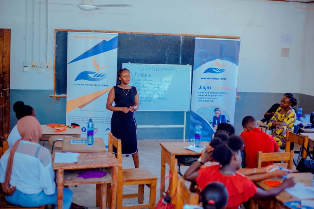 VwalaViola's tweet photo. Taasisi ya @rmanumbatrust imefanya Mafunzo ya Ujasiriamali Kupitia Program yake ya Jiajiri kwa Washiriki Vijana Wenye Ujuzi kutoka Vyuo Mbalimbali vya VETA vikiwemo (St. Gaspar, Donbosco na Veta Chang'ombe) Ambao Wamefanikiwa kuwa Wanufaika wa Program hiyo. #AjirakwaVijana https://t.co/5S6cpP1Wip