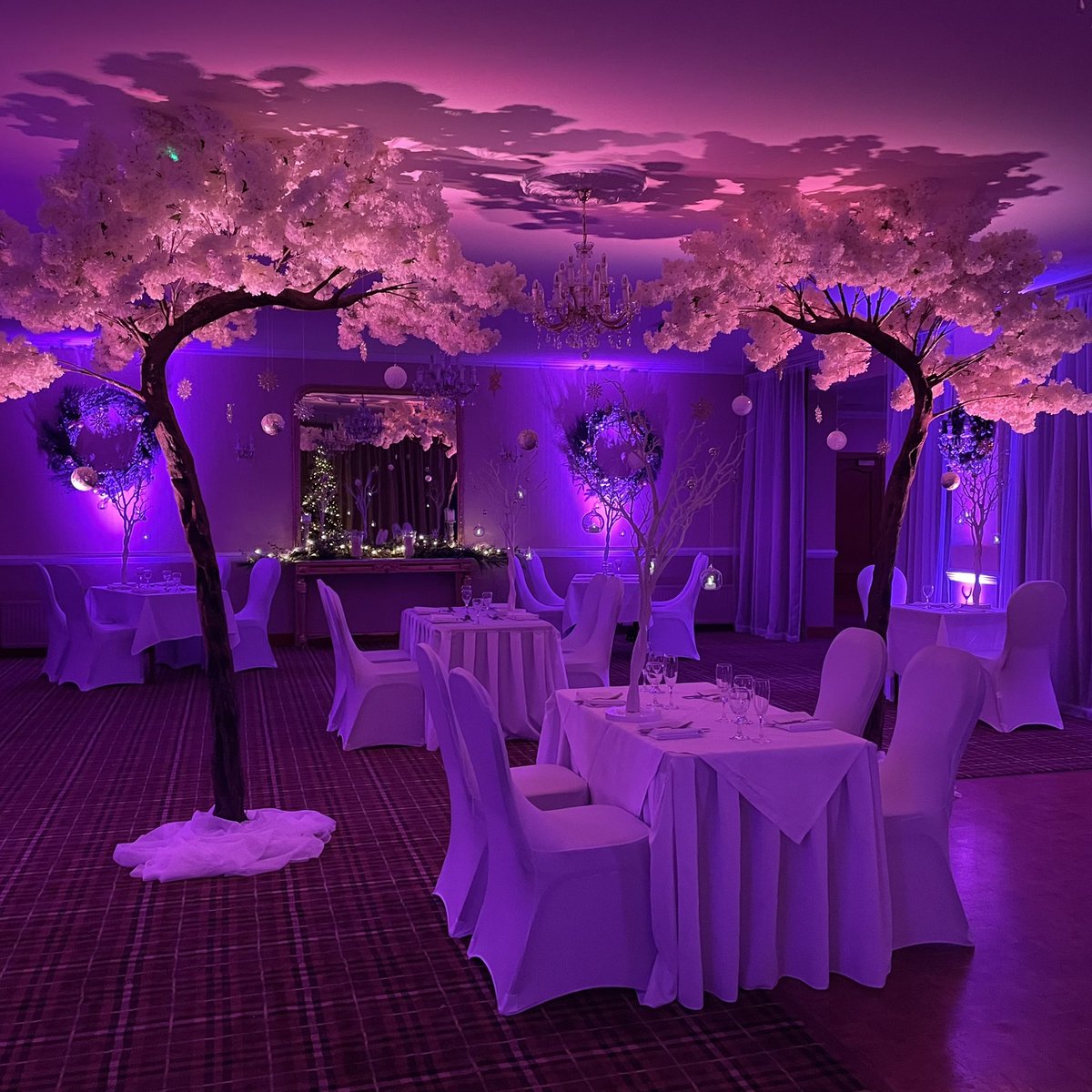 Less than 6 weeks left of the year. We’re so pleased to be able to welcome in 2022 with our annual Hogmanay Ceilidh dinner again this year. We still have some availability this year if you’d like to put your dancing shoes on! Full details: kingswoodhotel.co.uk/Christmas-Broc…