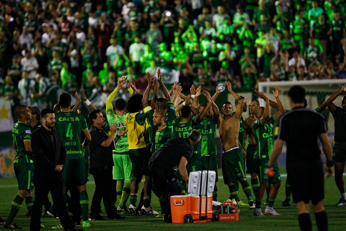 ChapecoenseReal's tweet photo. Há cinco anos, os olhos de milhares de pessoas se voltaram para a Arena Condá. Uns, apaixonados por futebol. Outros, apaixonados pela história do time que superou o impossível. Todos estavam na torcida pela Chape. Pelo fantástico time de 2016. + https://t.co/65pQWFSxbY