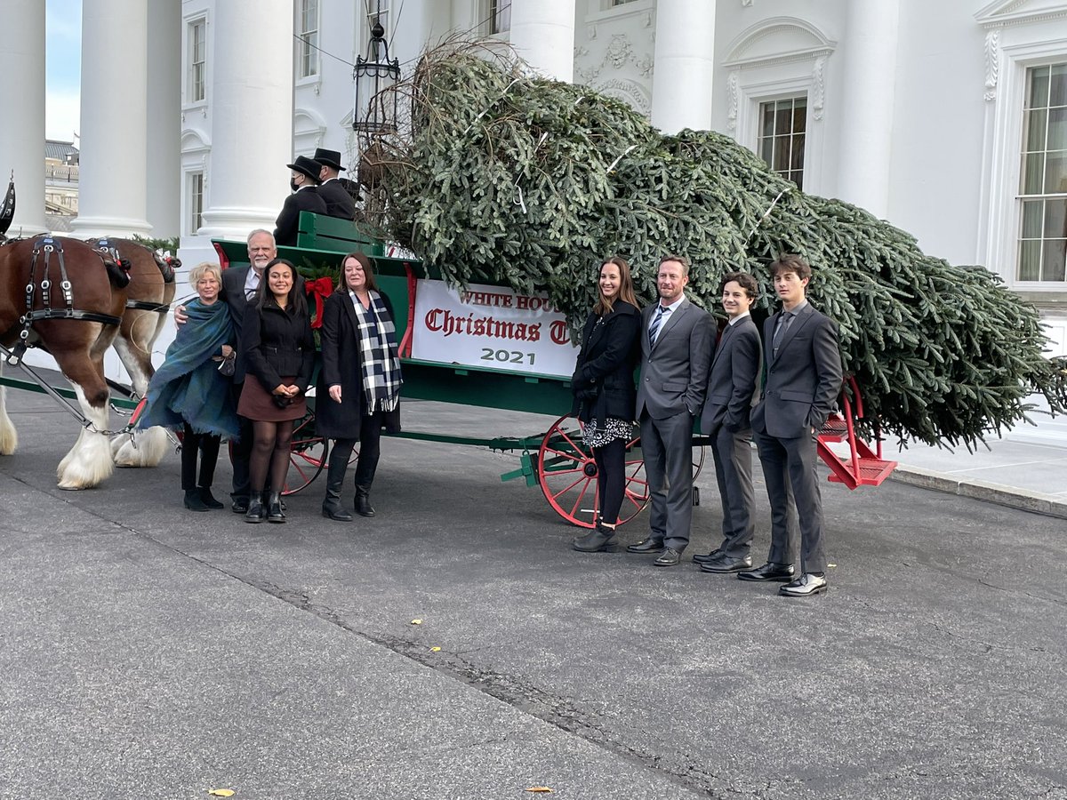 RealTrees's tweet image. Congratulations to Rusty, Beau and the entire Estes family, the NCTA 2021 Grand Champion Growers, on delivering a beautiful 18 1/2 foot Fraser Fir to the First Lady at the White House!