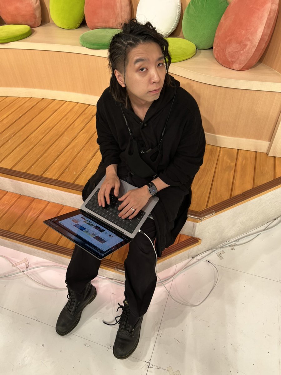 きょうのおちあいの服】 #NewsZERO 本日もよろしくお願いします. 📸💫 スタッフより @ochyai #落合陽一