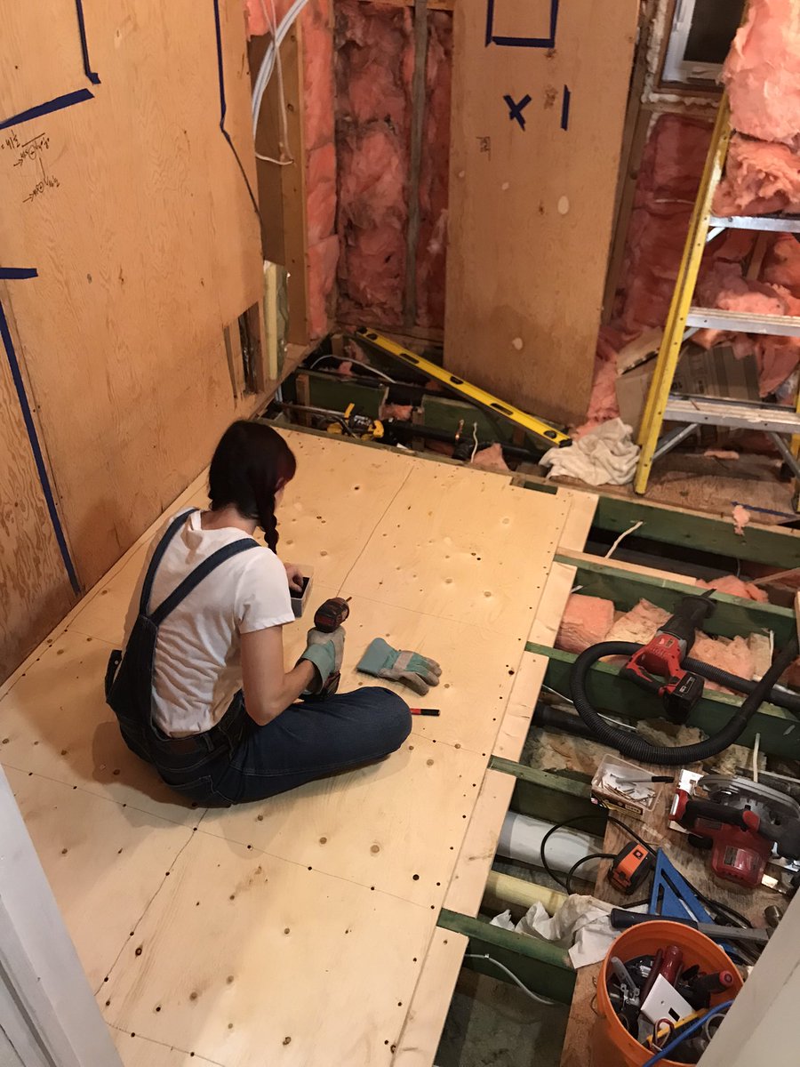 AnnaOutdoors's tweet photo. My woman’s overalls have:
-no deep pockets
-no extra pockets 
-no hammer or other tool holsters

But they look super cute, right?
#FML
#functionOVERfashun https://t.co/JbHz6Pufnk