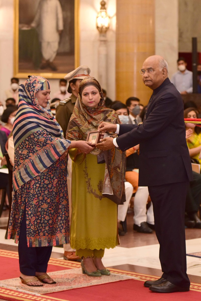 rashtrapatibhvn's tweet photo. President Kovind presents Shaurya Chakra to Shri Arshad Khan, Inspector, J&amp;K Police (Posthumous). He displayed exemplary bravery and extra ordinary commitment towards the call of duty. https://t.co/IMyXlkwKVy