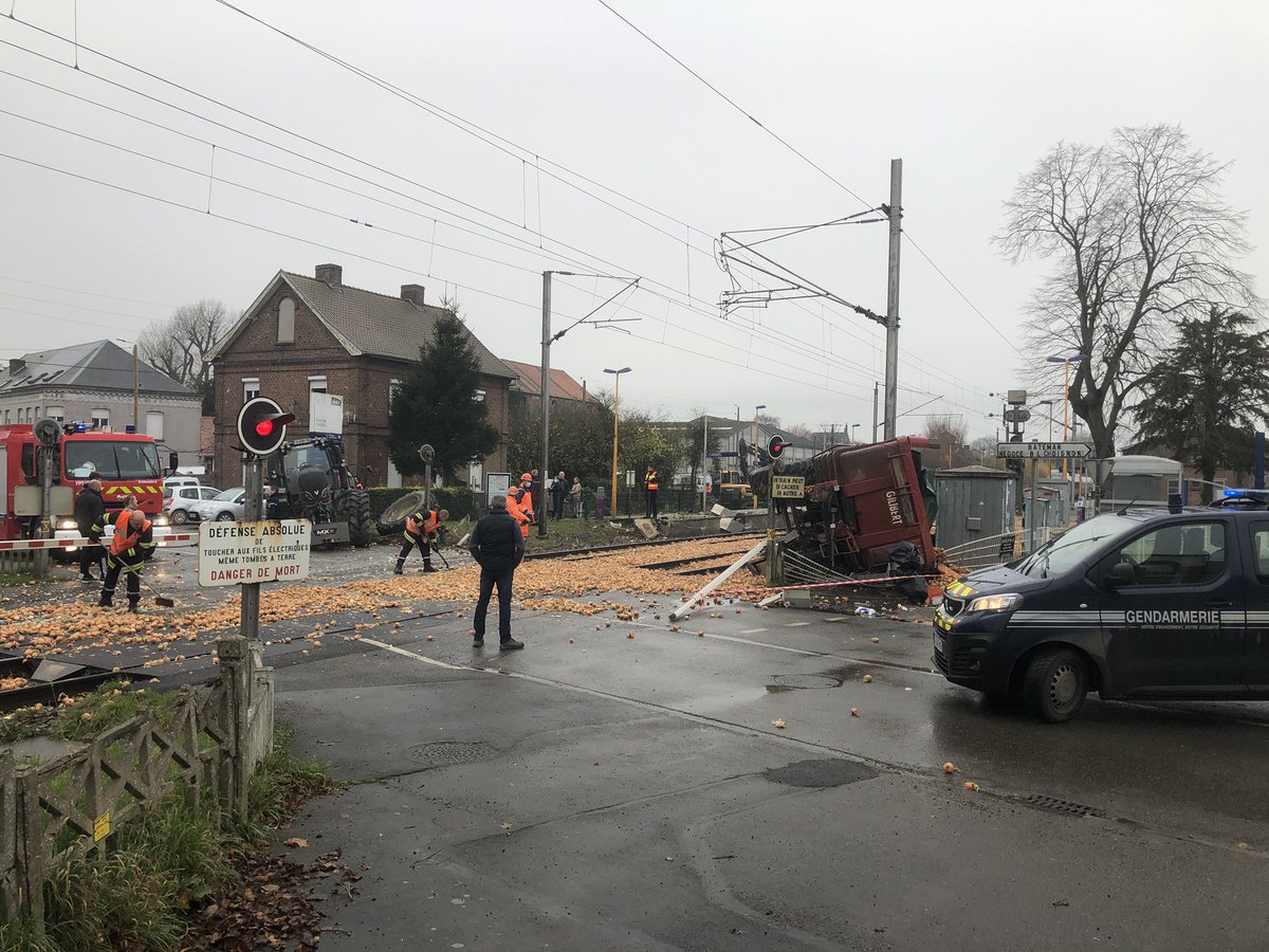 Collision avec un tracteur à un passage à niveau près de #Cassel. Trafic interrompu sur l'axe Hazebrouck/Dunkerque et encore une rame en moins pour assurer les TER HDF pendant plusieurs semaines .
<a href="/TERHDF/">TER Hauts-de-France</a>  <a href="/FDhersin/">Franck Dhersin</a> <a href="/sncf/">❌</a>