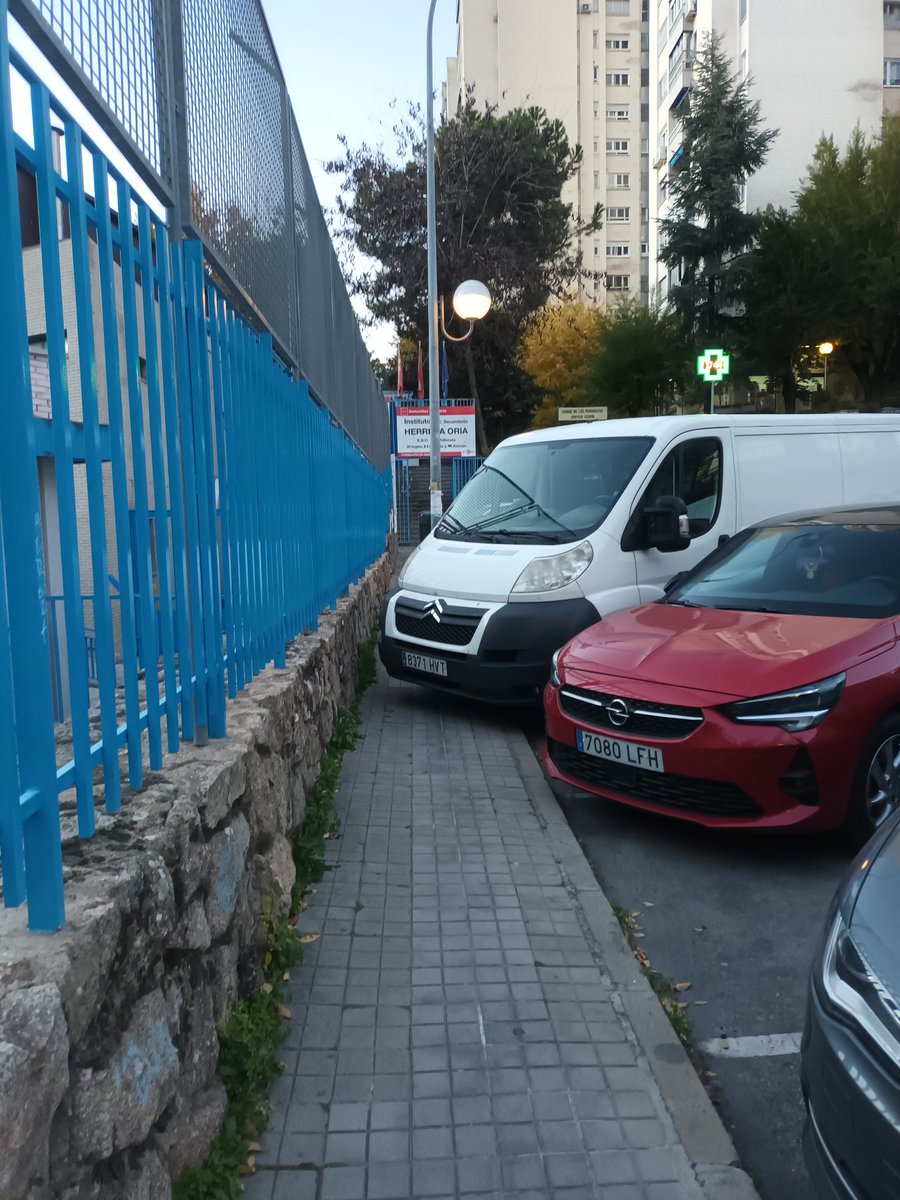 AMPAIESHerreraO's tweet photo. Este es el acceso al @IESCHerreraOria por donde además entra el alumnado de educación infantil del #CEIPHerreraOria. Hasta cuándo @eossoriocrespo, después de 50 años? Hasta cuándo @JMDFuencarral? Hasta cuándo @bcarabante? No les da vergüenza esta foto? https://t.co/PdakUVikEi