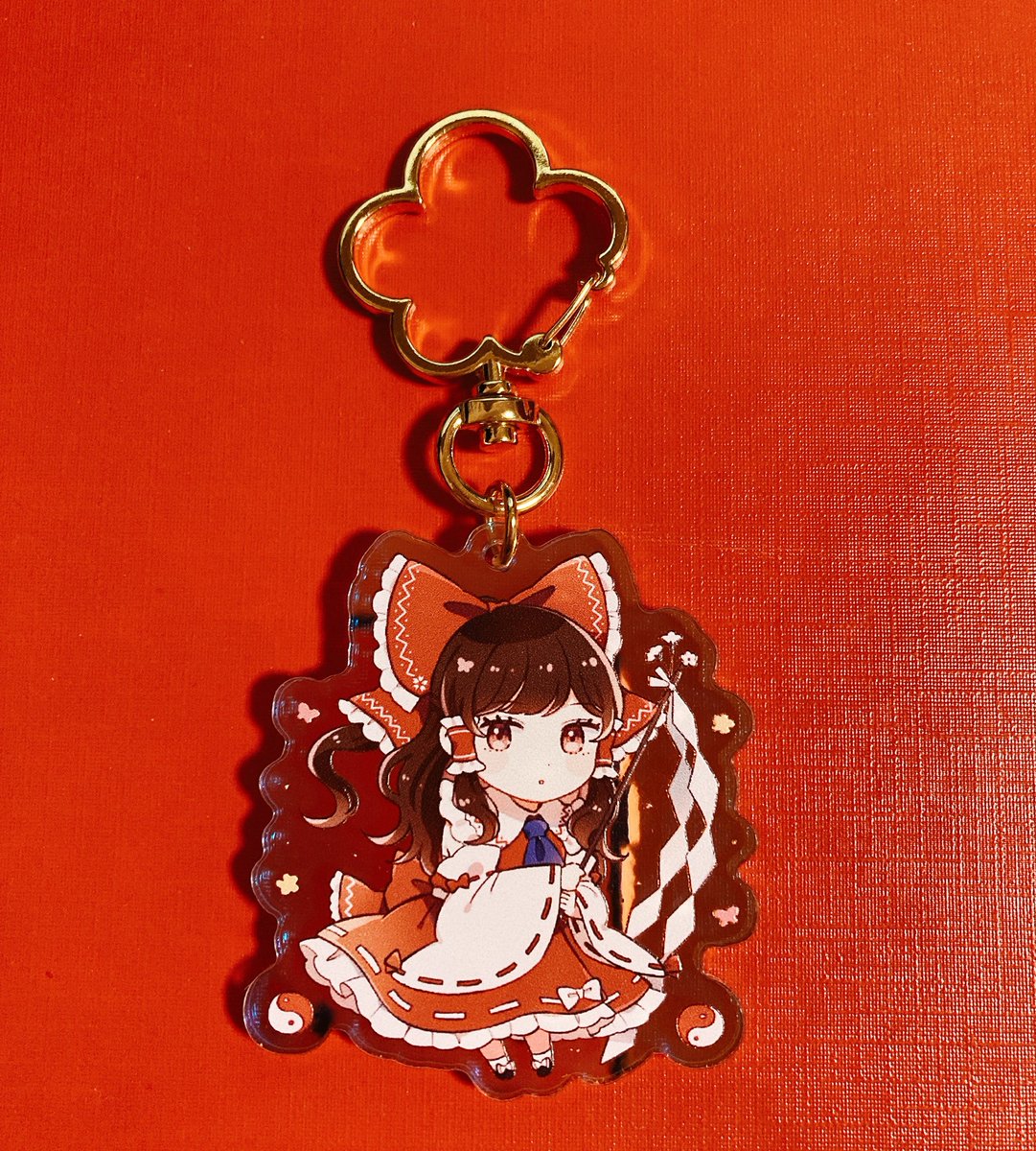 博麗霊夢 「紅楼夢に持って行くアクリルキーホルダー届いた!偏光仕様で角度によってアクリルの色」|もずくず🐘例大祭う34bのイラスト