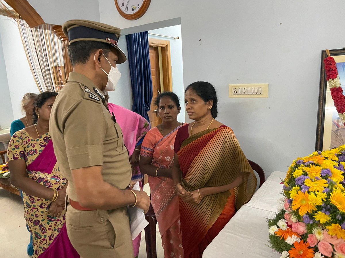 dt_next's tweet photo. DGP C. Sylendra Babu consoles Kavitha, wife of deceased #ssiboominathan, at Navalur, #trichy.
#sylendrababu #DGP #boominathan #TamilNadu https://t.co/RbhQMleWZY