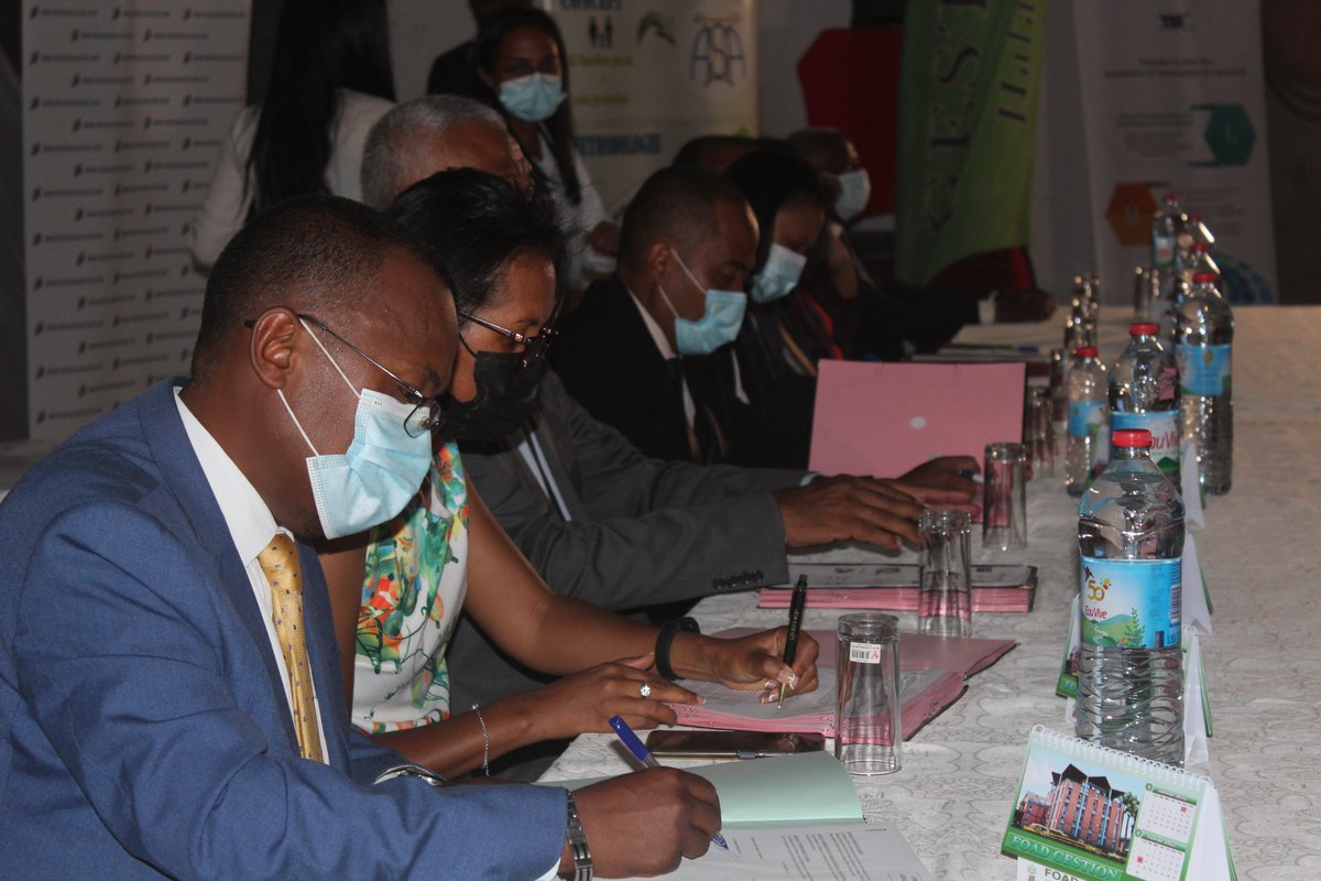 SoftwellMada's tweet photo. TWITTER 
✒ 🤝 SOFTWELL : parmi les signataires de la Convention de partenariat avec la Faculté EGS de l’Université d’Antananarivo, le 23/11/2021
📷 La séance en quelques photos https://t.co/RjsfwJfI3A