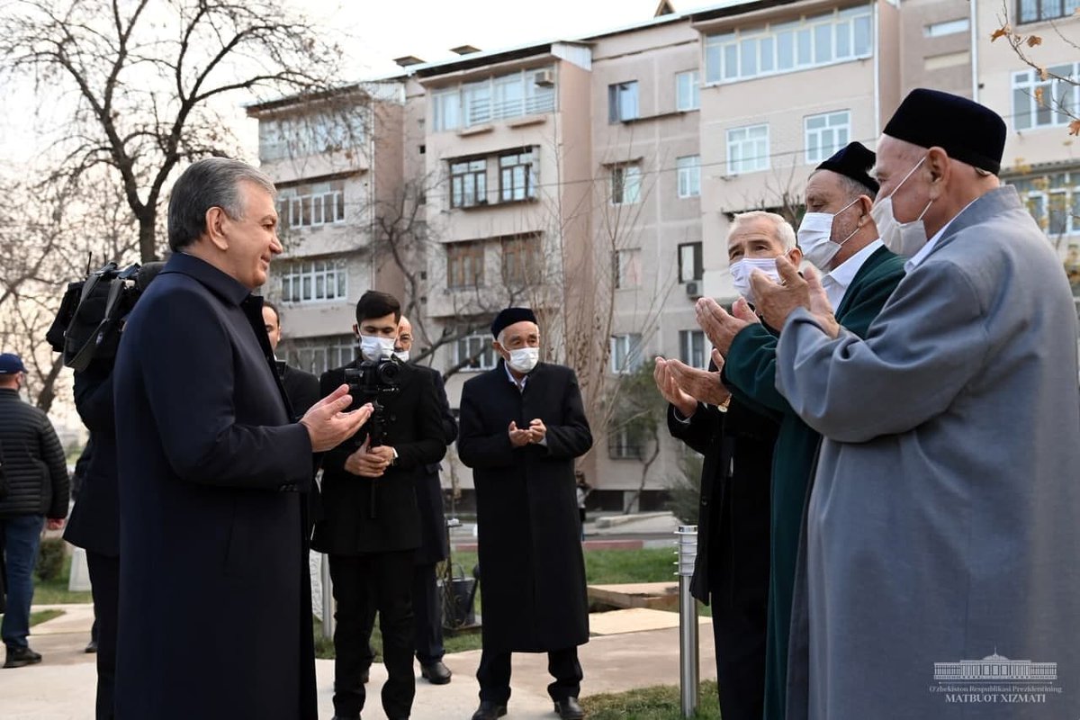 president_uz's tweet photo. The President reviewed on foot, the conditions in the Sarkhumdon and Gulobod makhallas (local community areas) of the Shaykhontokhur Disctrict, Tashkent.
#Mirziyoyev #makhalla #DialogueWithPeople https://t.co/v3Mdc8Yt2s