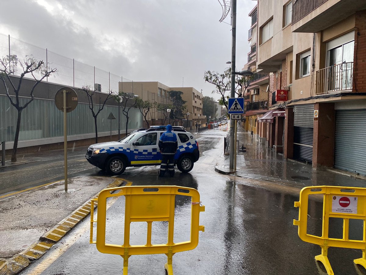 lacanonja112's tweet photo. 🔴#INUNCAT #VENTCAT activat en fase ALERTA 

⭕️🚗Prohibida la circulació al carrer Carrasco i Formiguera. 

⚠️Extremeu les precaucions, i seguiu en tot moment les indicacions. https://t.co/xoo1gZGstY