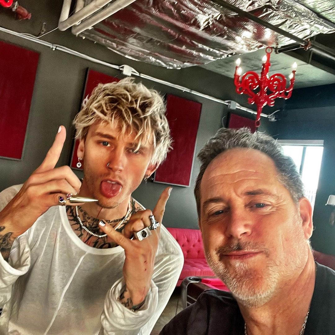 MGKBR4's tweet photo. • IG | jijoreed

Machine Gun Kelly visitando um studio ontem (22/11) em LA. https://t.co/t3Td98dsSB