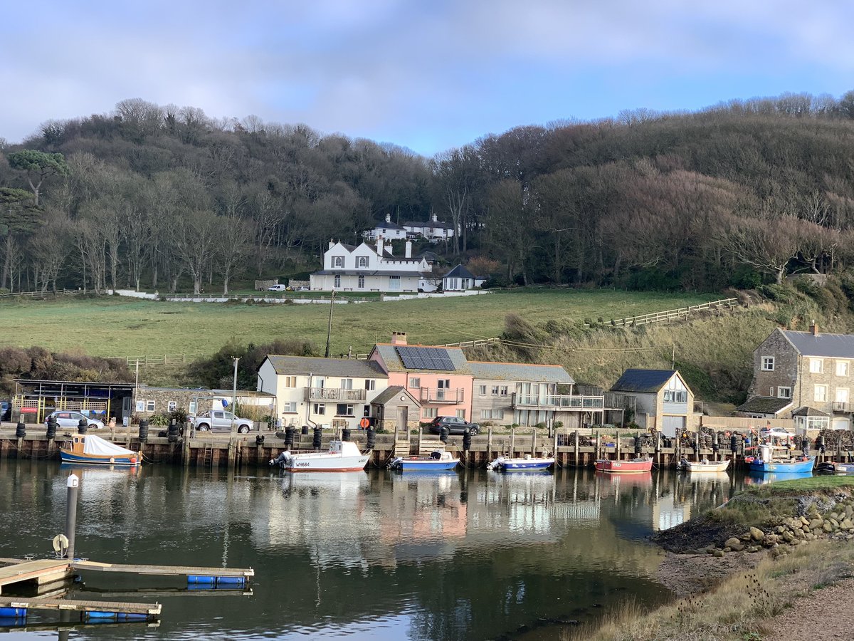 jumpylegs's tweet photo. Chilly but gorgeous dog walk by the #axe and a #twominutebeachclean this morning #axmouth https://t.co/eORqNDwbVO