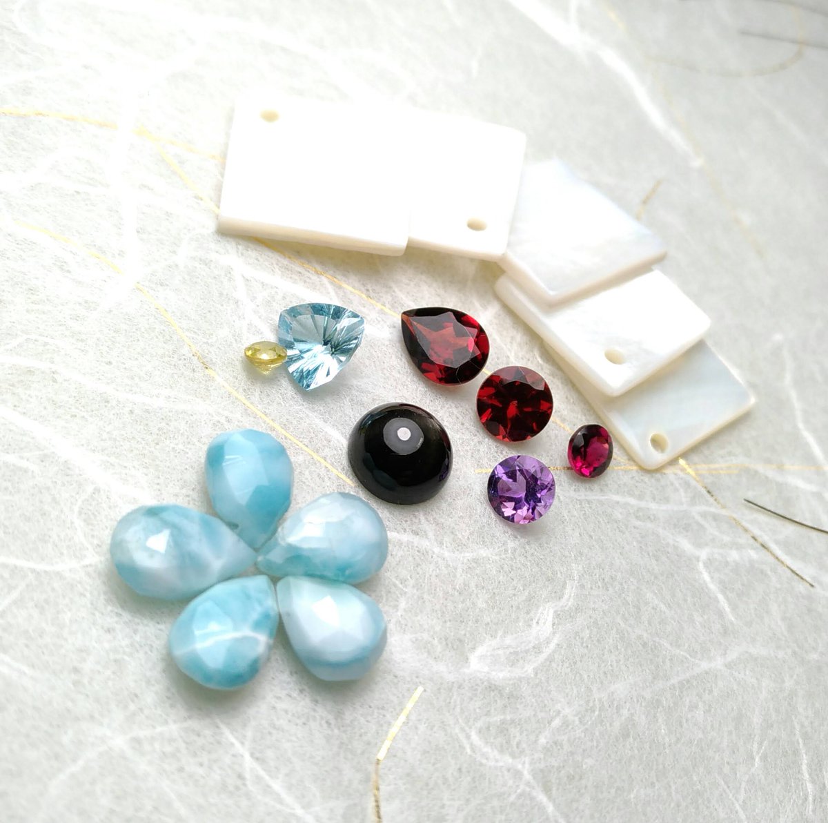 Chiwango_Shop's tweet photo. 今回は主にネックレストップを作ろうと購入してみました。作るのが楽しみですね。

#ブルートパーズ #シェル #ガーネット #ロードライトガーネット #スフェーン #ブラックスターダイオプサイト #ラリマー #ロードライトガーネット #アメジスト https://t.co/wXojnGOlIQ