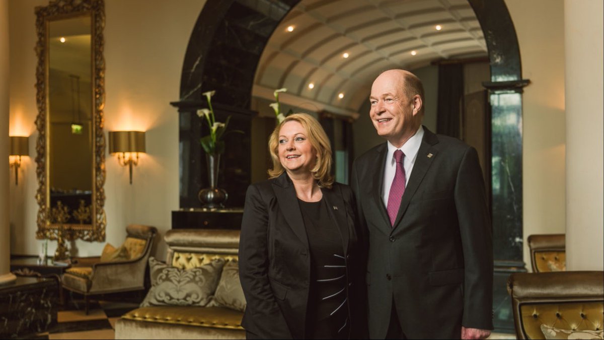 AlthoffHotels's tweet photo. Im Rahmen der deutschen @DerROLLINGPIN AWARDS 2021 wurden Elke Diefenbach-Althoff und Thomas H. Althoff jetzt für ihr Lebenswerk ausgezeichnet. Vor fast 40 Jahren legten sie den Grundstein für die Althoff Hotels mit heute drei erfolgreichen Hotelmarken. https://t.co/5sst7fqksx https://t.co/dOkqrHxmL9
