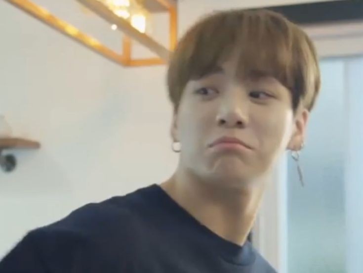 moochild_'s tweet image. Jeon Jungkook em: e daí que eu sou um idol e tem milhares de pessoas me vendo? — A thread.