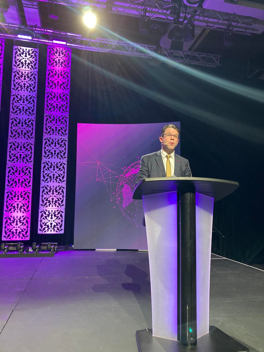PorcShow's tweet photo. Votre animateur, @VincentCloutie2, toujours aussi excellent! / Your host, Mr. Vincent Cloutier, always brillant! 
#PorcShow https://t.co/QuEeGk2Owq