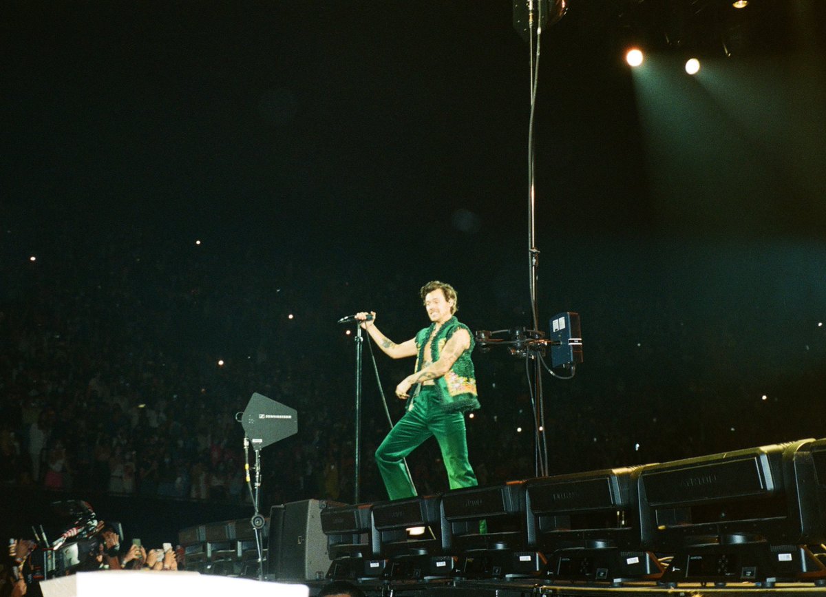 HLDTour's tweet photo. Harry on film. 
#LoveOnTourLA #Night1 
11.17.21   

📸: tayIorrrrrr https://t.co/ZGd3VE4dgX
