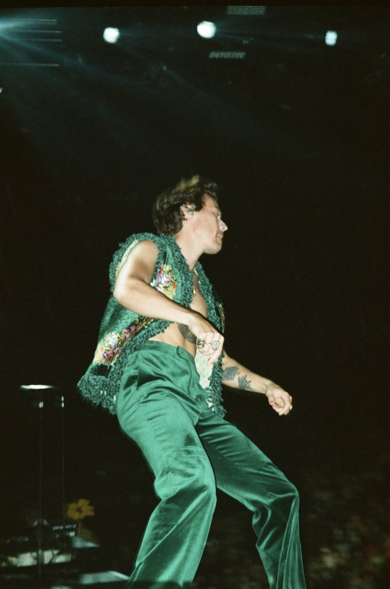HLDTour's tweet photo. Harry on film. 
#LoveOnTourLA #Night1 
11.17.21   

📸: tayIorrrrrr https://t.co/ZGd3VE4dgX