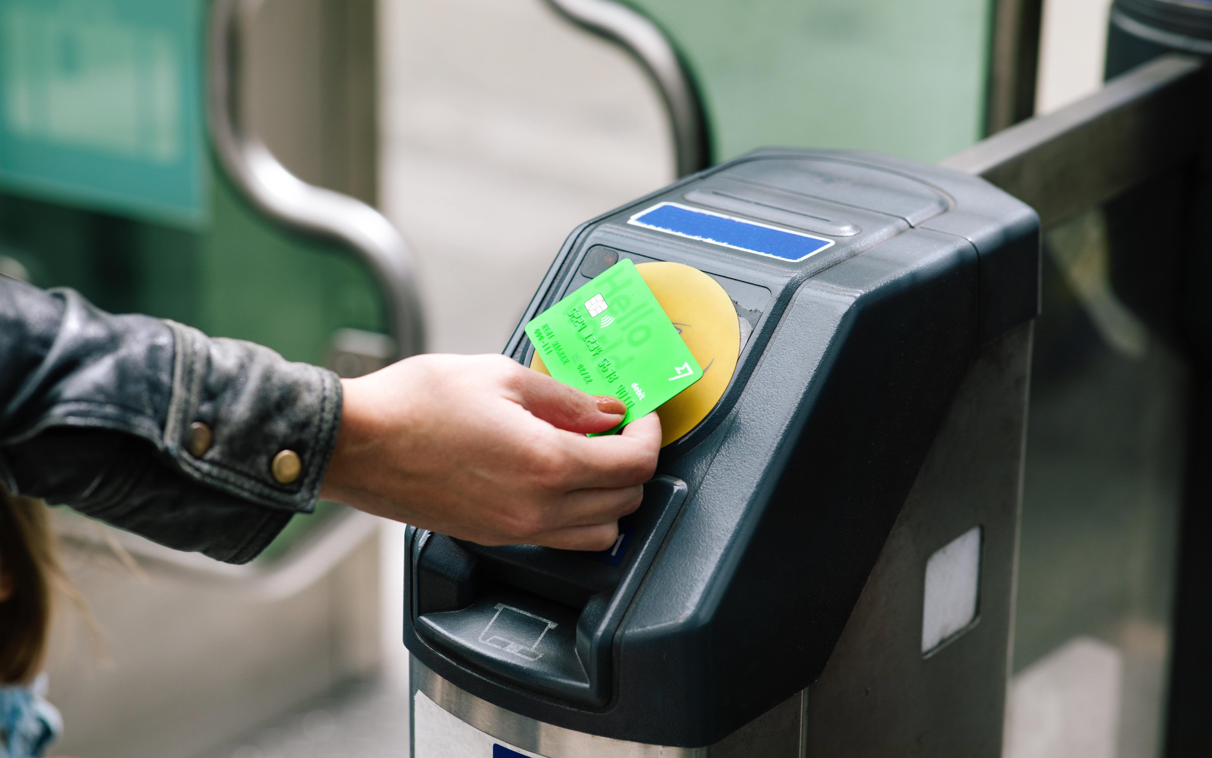 pagamento por aproximação nos transportes em Londres - cartão