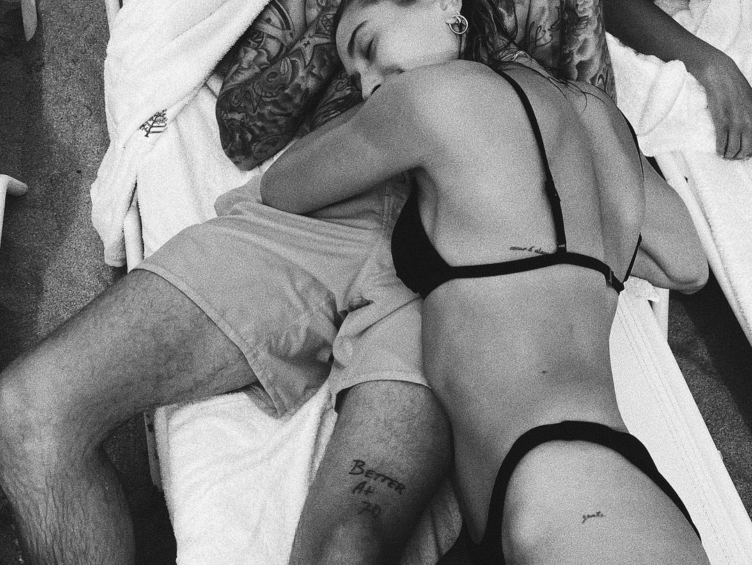 แปลข้อความอวยพรวันเกิดเฮลี่ย์จาก twitter ของจัสติน: “ถึงเจ้าหมึกน้อยที่รัก ดวงใจของผมเป็นเพียงของคุณคนเดียว ทั้งดวงตา และริมฝีปากเองก็เช่นกัน ทุกๆอย่างของผมล้วนเป็นของคุณคนเดียวเท่านั้น ผมดีใจจริงๆที่ได้เป็นชายคนนั้นของคุณ” (ต่อ)