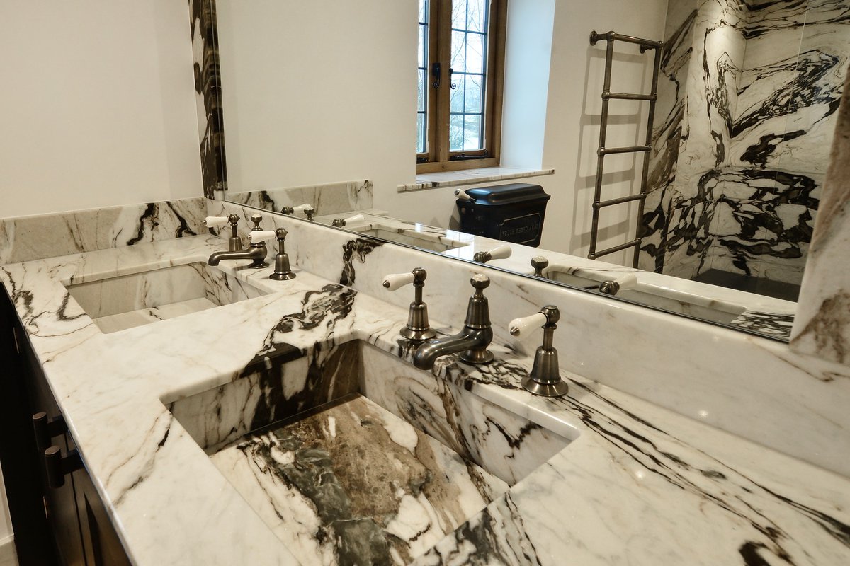 pisani_uk's tweet photo. The amazing beauty from #naturalstone is un-rivalled by any other material. Just look at the designs that can be created by the natural veining and patterns found in the #stone! We just love how our #SanSimone #Marble was used to make this spectacular #bathroom. https://t.co/3DVGnUNcXN