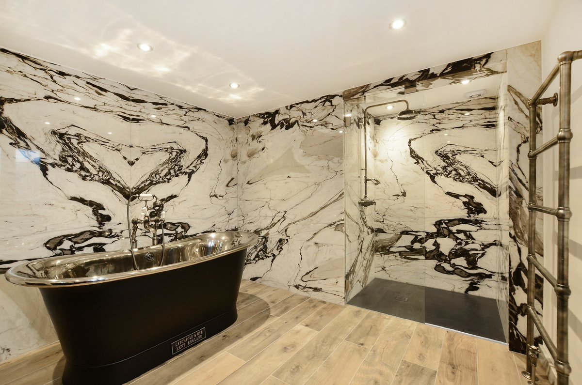 pisani_uk's tweet photo. The amazing beauty from #naturalstone is un-rivalled by any other material. Just look at the designs that can be created by the natural veining and patterns found in the #stone! We just love how our #SanSimone #Marble was used to make this spectacular #bathroom. https://t.co/3DVGnUNcXN