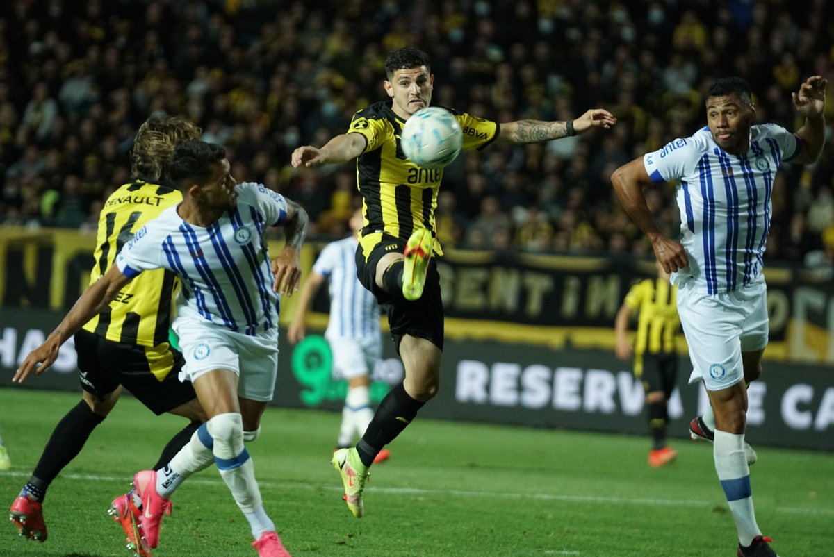 Peñarol y Cerro Largo empataron 2-2 por la fecha 13 del Torneo Clausura. 
Foto:Mathias Acosta