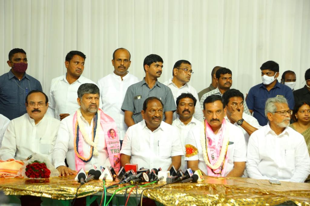 RamanaLgandula's tweet photo. ఉమ్మడి (కరీంనగర్ జిల్లా) స్థానిక సంస్థల ఎమ్మెల్సీ ఎన్నికల్లో తెరాస అభ్యర్థిగా నేడు నామినేషన్ దాఖలు చేసిన మాజీ మంత్రివర్యులు ఎల్.రమణ గారు.

#TeamLRamana
#AdminPost https://t.co/h7mhPx0z3o