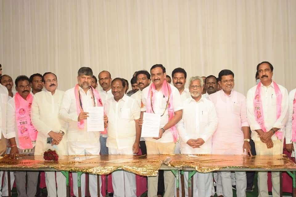 RamanaLgandula's tweet photo. ఉమ్మడి (కరీంనగర్ జిల్లా) స్థానిక సంస్థల ఎమ్మెల్సీ ఎన్నికల్లో తెరాస అభ్యర్థిగా నేడు నామినేషన్ దాఖలు చేసిన మాజీ మంత్రివర్యులు ఎల్.రమణ గారు.

#TeamLRamana
#AdminPost https://t.co/h7mhPx0z3o