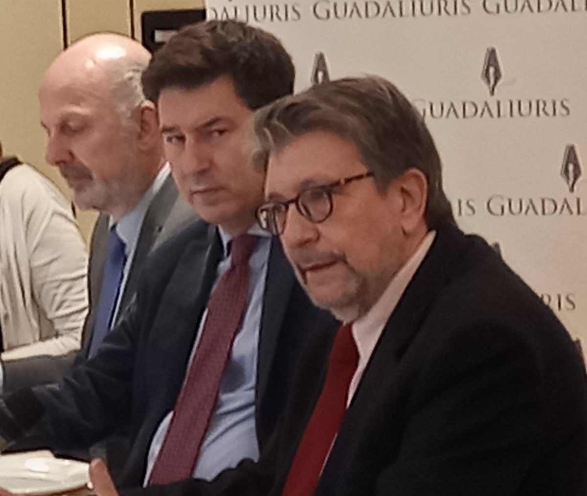 guadaliuris's tweet photo. "La política ha perdido la capacidad prescriptiva. Ya no dice lo que hay que hacer, hace lo que la gente quiere" Ignacio Camacho en los #EncuentrosGuadaliuris https://t.co/WnBdwdhVjD