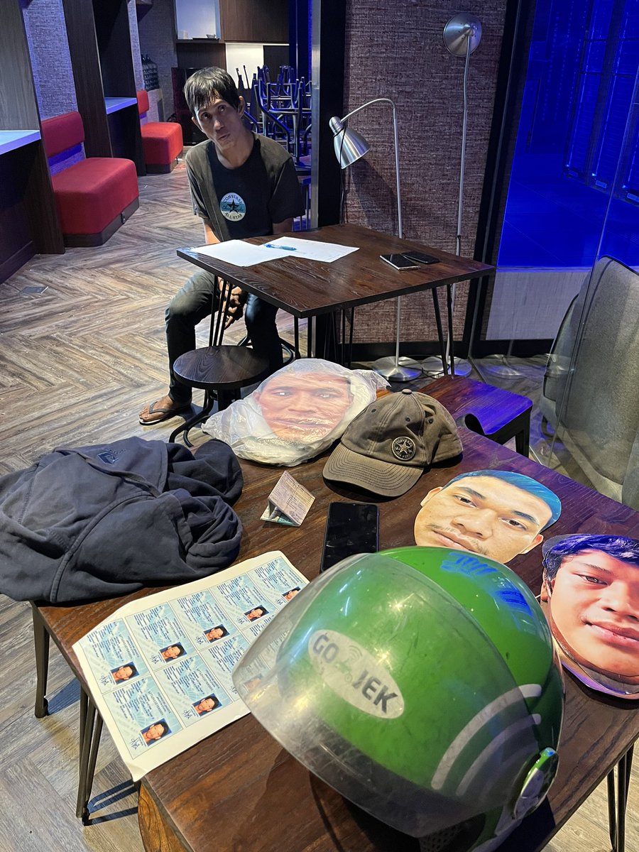 Maling ketangkep ya gaes, doi residivis sudah melakukan hal yang sama berkali2, dengan akun <a href="/gojekindonesia/">Gojek Indonesia</a> berbeda2, dan untuk VerMuk pake topeng 3D dengan dibolongin matanya, canggih juga mi maling, top banget <a href="/CCICPolri/">Direktorat Tindak Pidana Siber Bareskrim Polri</a> <a href="/SiberPMJ/">Siber Polda Metro Jaya</a> , suwun Pak <a href="/tirta_cipeng/">TIRTA</a> sudah bantuin viralin