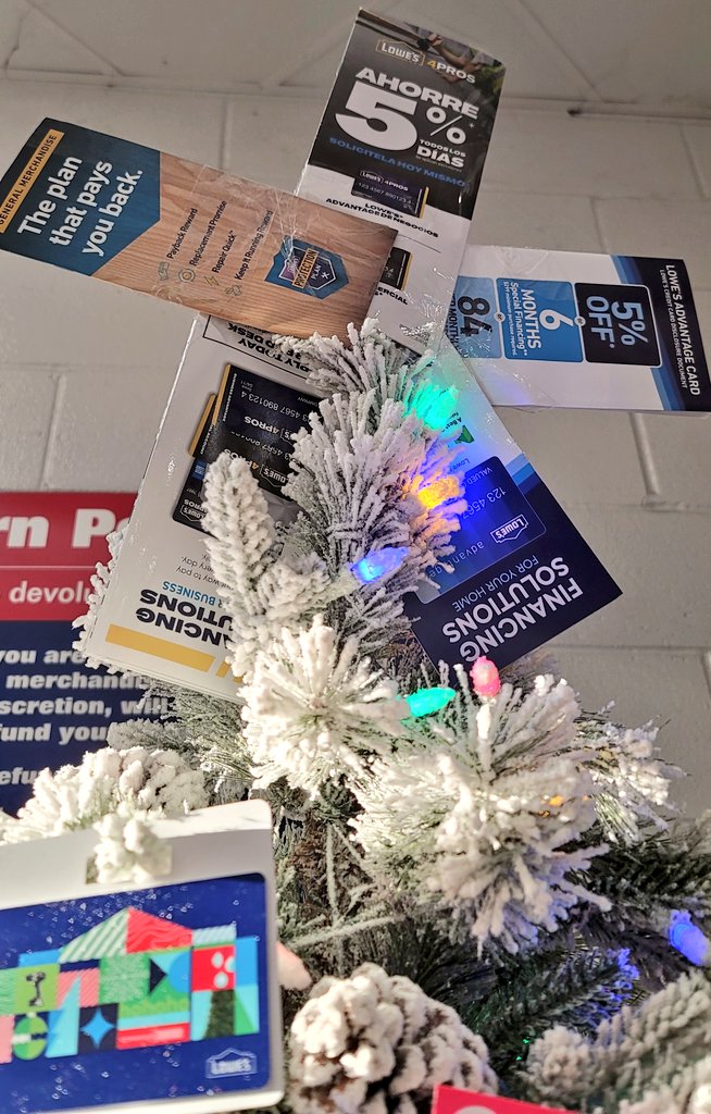 katlynzora's tweet photo. Our Front End did an AMAZING job decorating their tree. Just look at that star! #lowescredit #LPP 💳💸💲 @BlueBoxR1 @lowes https://t.co/maghK49DXW