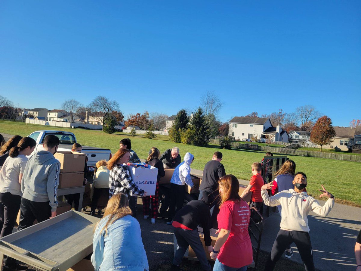 JMS_Jaguars's tweet photo. Service❤️💙 Another example of our Jags giving back to our community. Student Council members organized a food drive that resulted in over 1500 donations. 👏🏻👏🏻👏🏻 That’s what Thanksgiving is all about! #weroar https://t.co/CAj1r22iGF