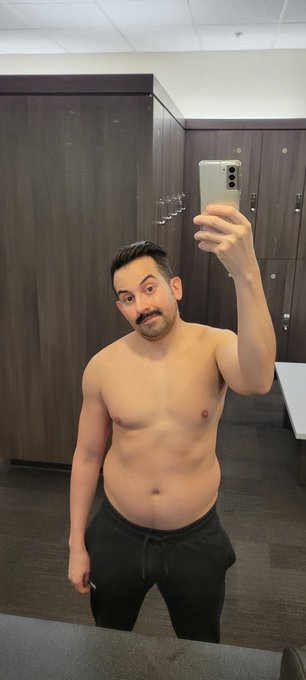 Getting this workout in.  Ugh was glad the gym was empty because I was 🥵. #gym #stuggle #hussle https://t<a href="/tag/gym"class="tags"><span>#gym</span></a><a href="/tag/hussle"class="tags"><span>#hussle</span></a><a href="/tag/stuggle"class="tags"><span>#stuggle</span></a>