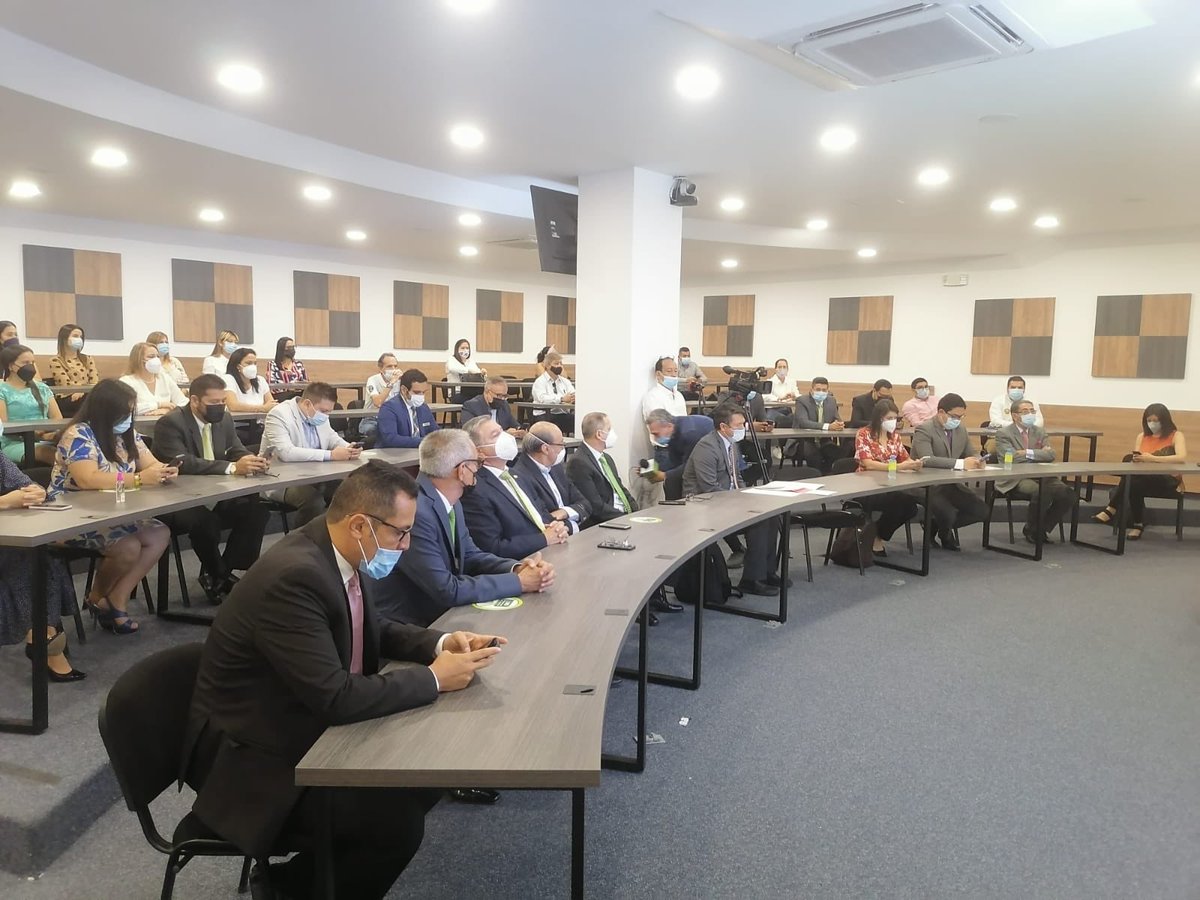 BNnoticias2020's tweet photo. #AEstaHora El viceministro de educación @maxgomezt el rector @Unidades_UTS @olengerke Presentan los proyectos de inversión del @Mineducacion en las #UTS @GobdeSantander @OLUNoticias @Letty08Foto @mayuperiodista @CaracolBga @RCNBga @CanalTRO @BLUSantanderes https://t.co/7cR93XPoAf