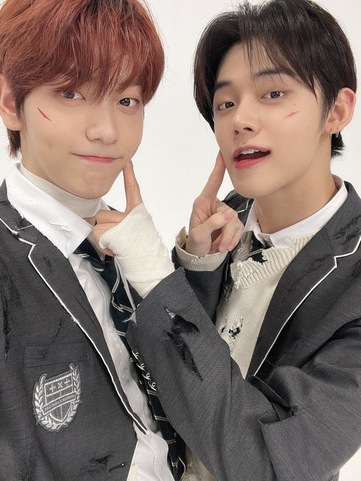 yeonbinsource's tweet photo. hey guys im finally out from prison theyre the cutest i love them https://t.co/DATeLyvbqu
