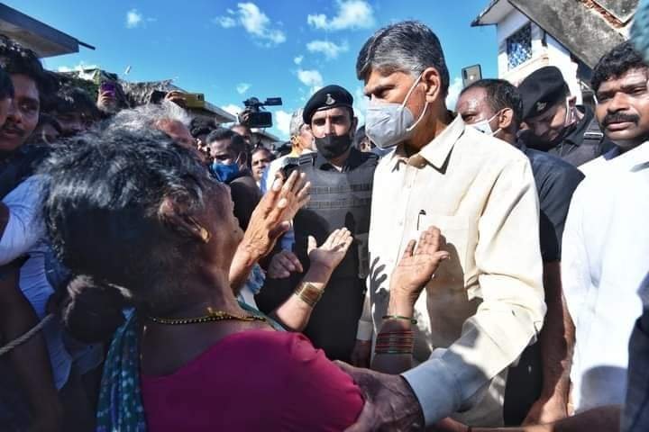 MdrafimdRafi's tweet photo. ఆయన మారడు. తనకి ఏమైనా బాధ లేదు. తన ప్రజలకు ఏమైనా జరిగితే మాత్రం ఊరుకోడు.అదిరా @ncbn అంటే.
మీరు నాయకులు.సిగ్గు పడండి ఆంధ్రా ప్రజలారా సిగ్గు పడండి.#AndhraPradesh #APFloods #WhereisCM https://t.co/q3MVeocytE