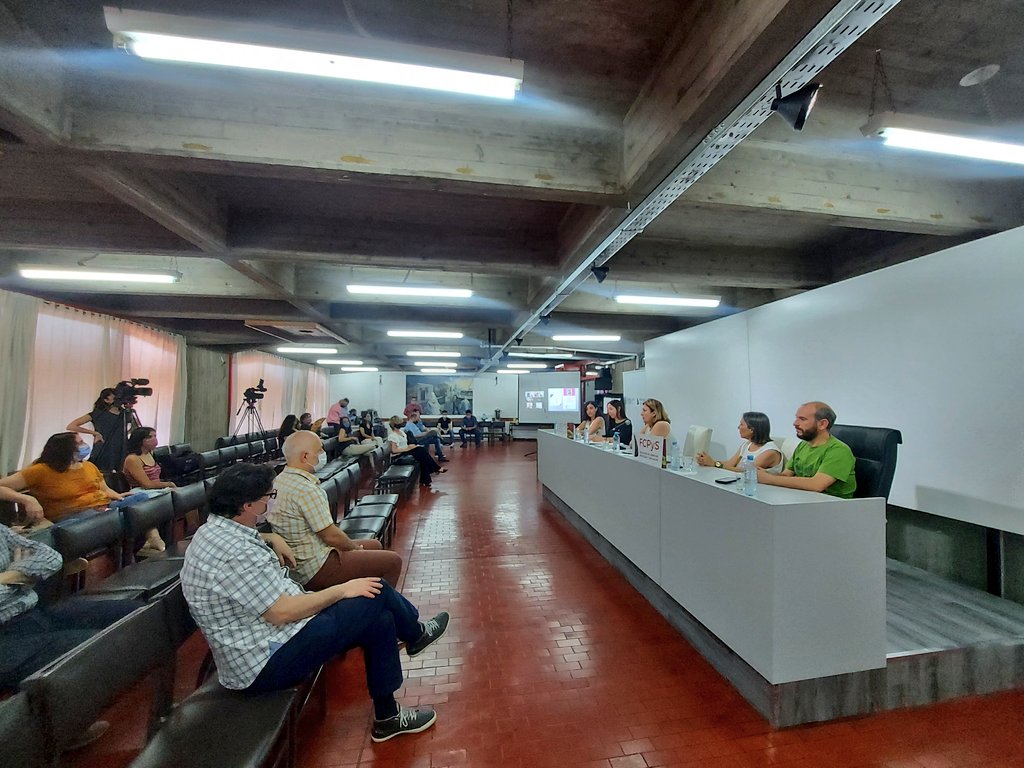ClaudiaDecana's tweet photo. 🗣 Comenzó en la @FcpysUNCuyo el XVII Encuentro Nacional de Carreras de Comunicación que convoca @Fadeccos, bajo el título "El rol de la comunicación en contextos de incertidumbre: reconfiguraciones urgentes en escenarios de transición".

🤳🏻 Seguilo en: https://t.co/7mYeEblytT https://t.co/aMSSK5ytUj