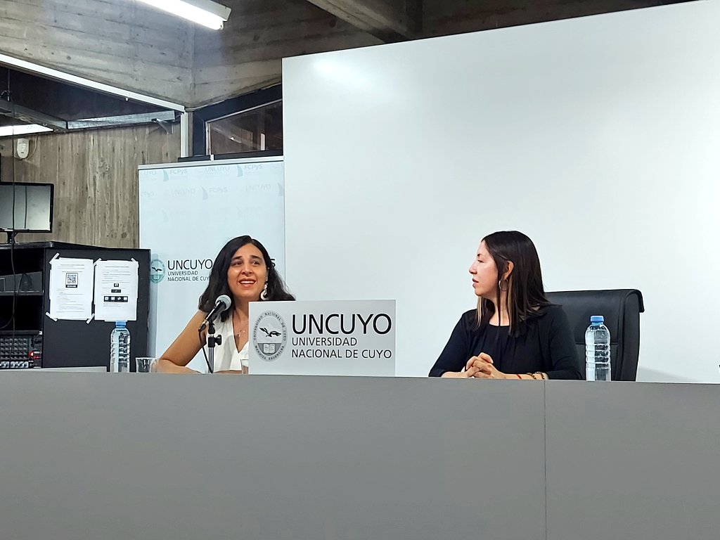 ClaudiaDecana's tweet photo. 🗣 Comenzó en la @FcpysUNCuyo el XVII Encuentro Nacional de Carreras de Comunicación que convoca @Fadeccos, bajo el título "El rol de la comunicación en contextos de incertidumbre: reconfiguraciones urgentes en escenarios de transición".

🤳🏻 Seguilo en: https://t.co/7mYeEblytT https://t.co/aMSSK5ytUj
