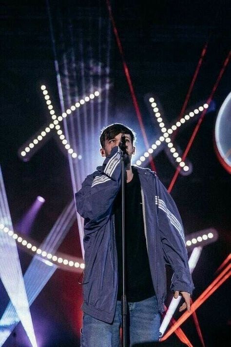 Musiccorner34's tweet photo. he is so small awww 😍🥰❤️
#LouisTomlinson #LouisTomlinsonWorldTour2022 #DontLetItBreakYourHeart #walls #onedirection #music #musicnews https://t.co/CpCHBuPNtK
