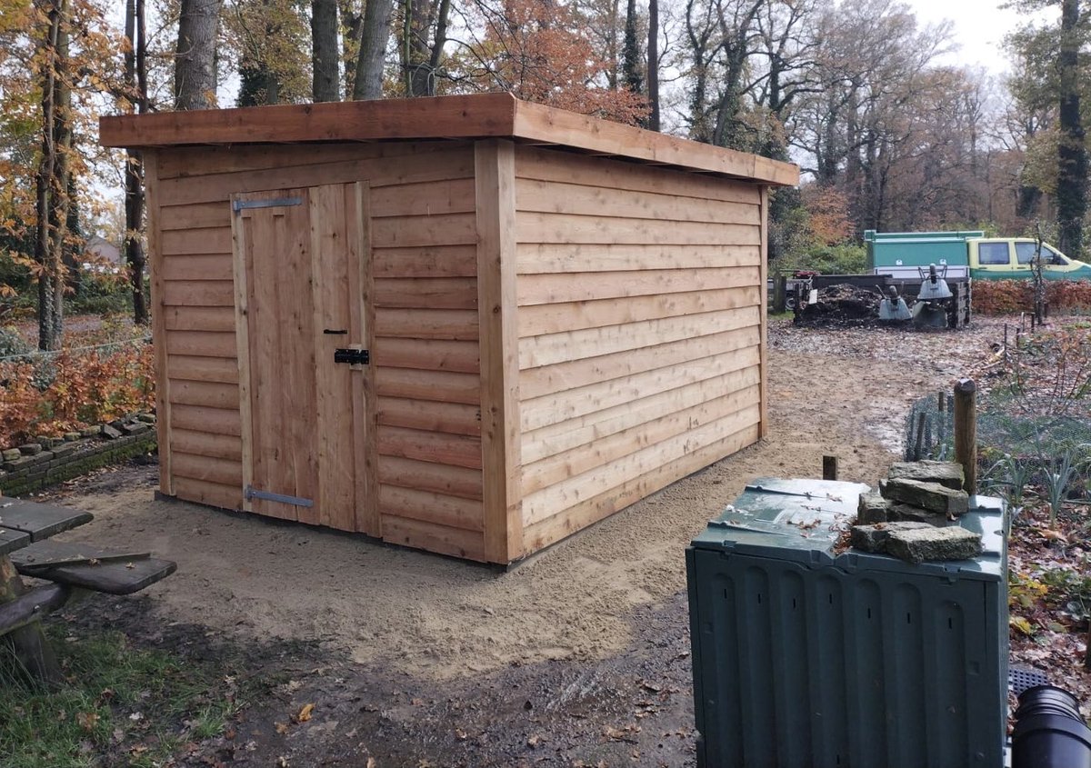 Vanwege herinrichting van de parkeerplaats bij huis #Scherpenzeel moesten helaas enkele thuja’s gekapt worden. Deze bomen zijn verzaagd en hebben in de nabijgelegen moestuin een tweede leven gekregen als tuinhuisje. #lokaalhout #ThujaPlicata #kwaliteitshout #biobased <a href="/glk/">GLK&</a>