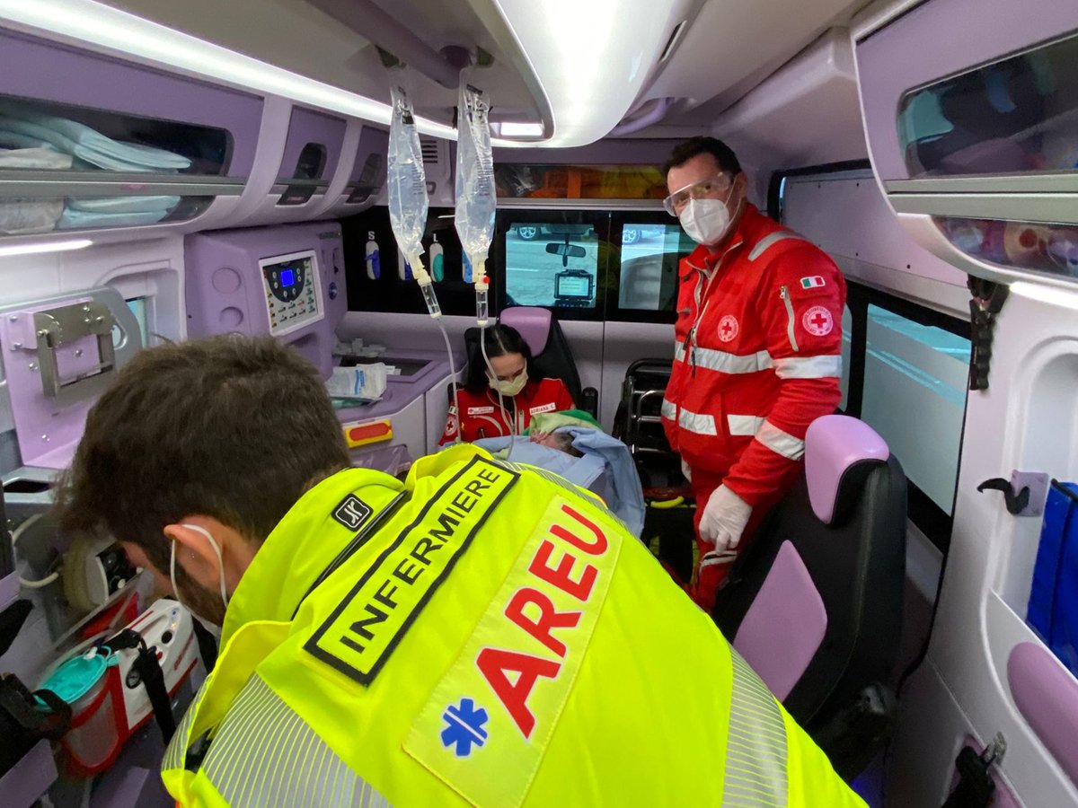 Condividiamo con emozione le immagini di un lieto evento avvenuto qualche giorno fa in provincia di Mantova.
Intervento di soccorso per un parto in casa, con l’assistenza sanitaria effettuata dal personale di AREU e di Croce Rossa intervenuti sul posto.
<a href="/CRILombardia/">Croce Rossa Lombardia</a>