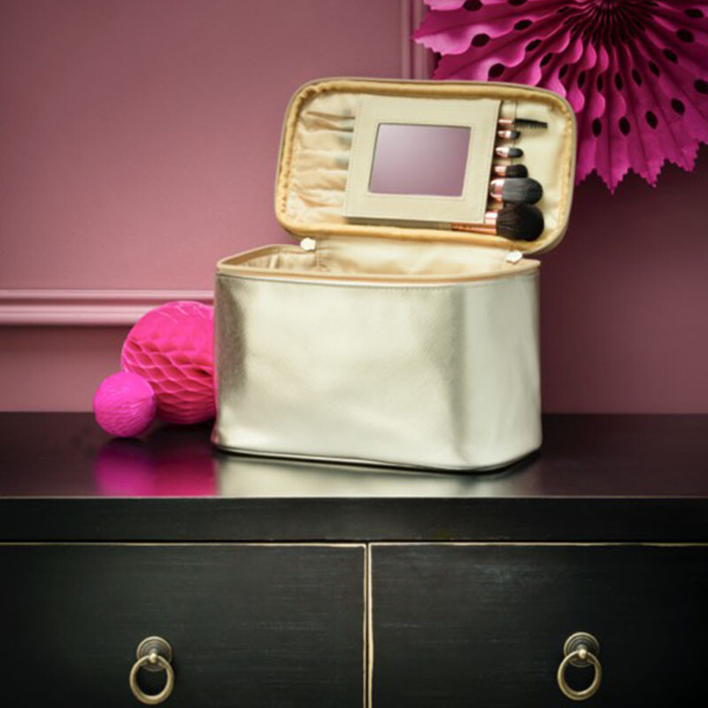 The ultimate vanity case that features brush pockets and an extremely handy internal mirror.
Just £14, this case is definitely going to make any beauty lovers smile this Christmas. 🤯

wu.to/5iog7Y

#Beauty #Makeup #Christmas #Gift #ChristmasGiftIdea