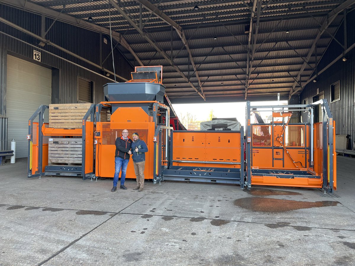 BasDijke's tweet photo. Onderweg naar de British potato show in Harrogate nog even langs deze klant. Goed om te horen dat de machines voldoen aan alle verwachtingen! @VHMMACHINERY #BP2021 #britishpotato #boxlogistics https://t.co/Wur7evul9q