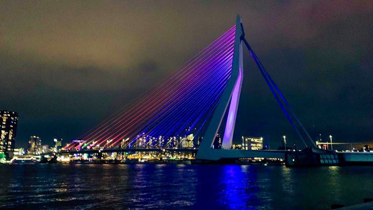 Als dank en waardering voor onze (hulp)diensten die afgelopen vrijdag te maken kregen met (de gevolgen) van extreem geweld, heb ik besloten vanavond de #Erasmusbrug en #Hofpleinfontein rood/blauw te kleuren. Heel veel dank, helden! R’dam staat vierkant achter jullie 💙❤️.