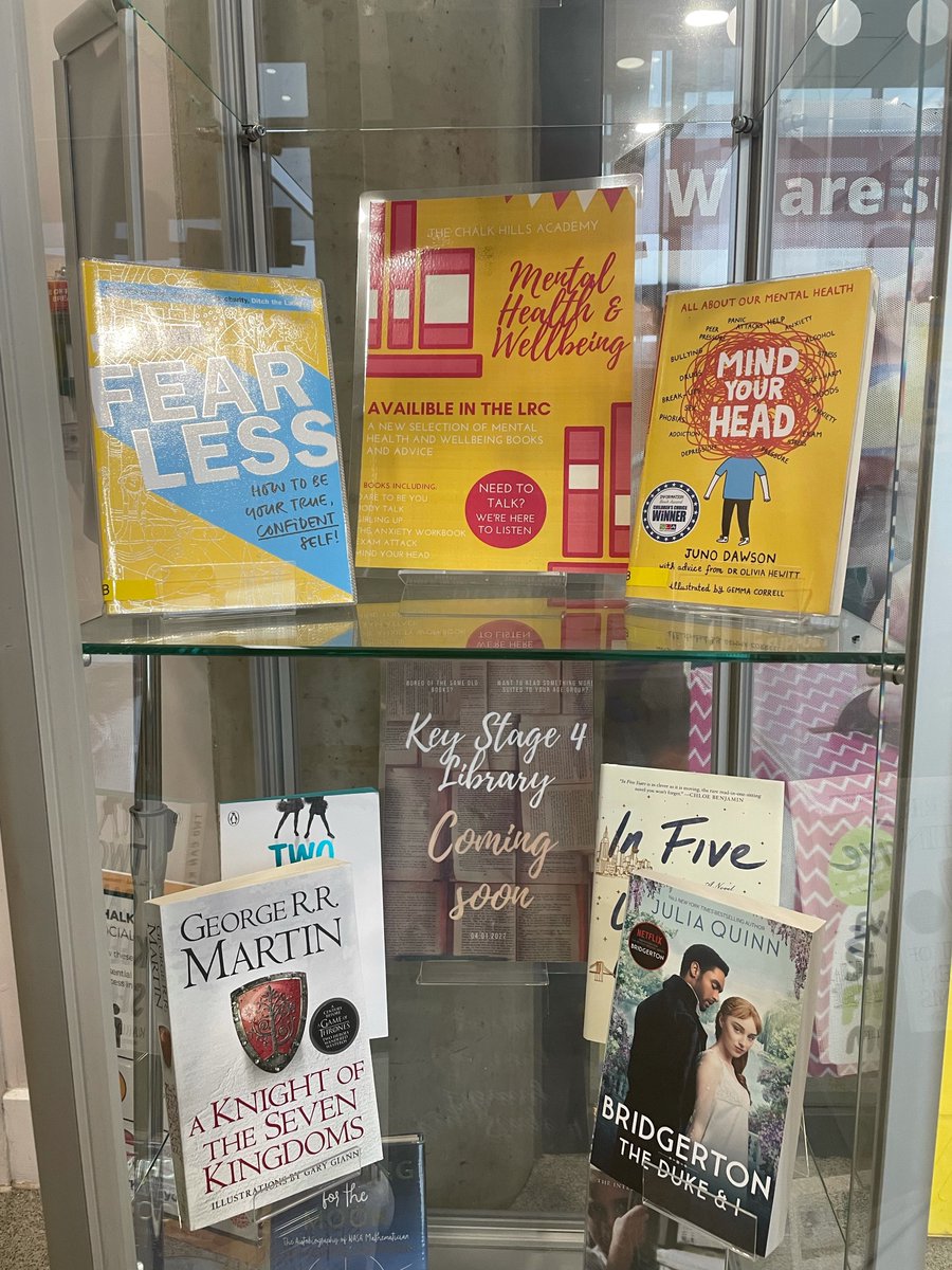 TheChalkHills's tweet photo. We have just updated our Literacy Display Cabinet! Check out what Mrs Jabbar (@njabbar6) has been reading, learn our Word of the Week, and keep up to date with our latest initiatives - Including our new wellbeing shelf &amp; up and coming KS4 library (launching 4.1.22) #AtChalkWeRead https://t.co/gAZaYOvl54